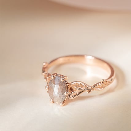 Ring mit einem Salt and Pepper Diamanten und von Hand gravierten Blättern Dakota