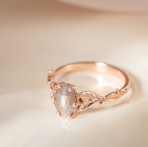 Ring mit einem Salt and Pepper Diamanten und von Hand gravierten Blättern Dakota