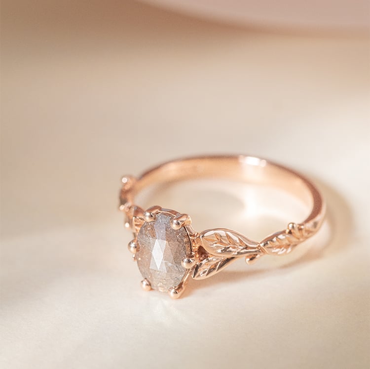 Ring mit einem Salt and Pepper Diamanten und von Hand gravierten Blättern Dakota 120284