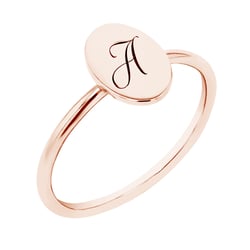 Ovaler Ring mit eingraviertem Buchstaben Riley