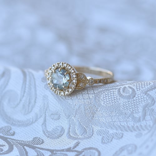 Verlobungsring im Halo-Stil mit Aquamatin und Diamanten Varana