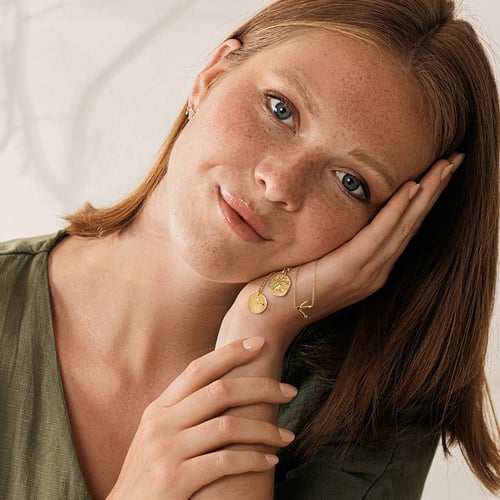 Goldener Anhänger mit Sternbild und Edelstein Nyala