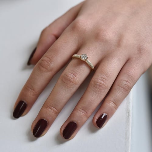 Goldener Verlobungsring mit Lab Grown Diamanten Lineas