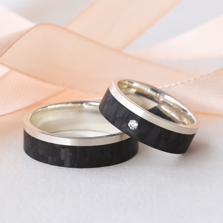 Flache Trauringe aus Carbon und Gold mit Diamant Adidan 77508