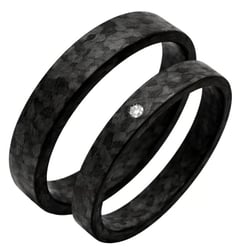 Flache Eheringe aus Carbon mit Diamant Jae