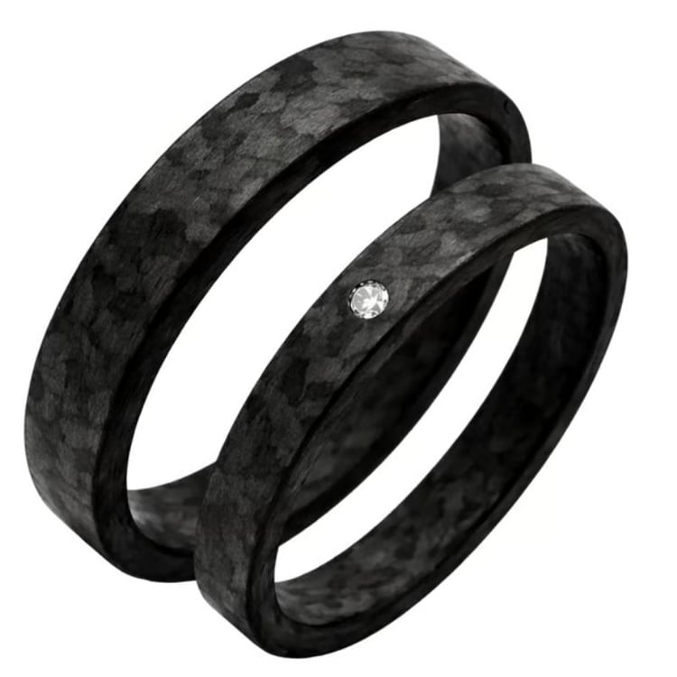 Flache Eheringe aus Carbon mit Diamant Jae