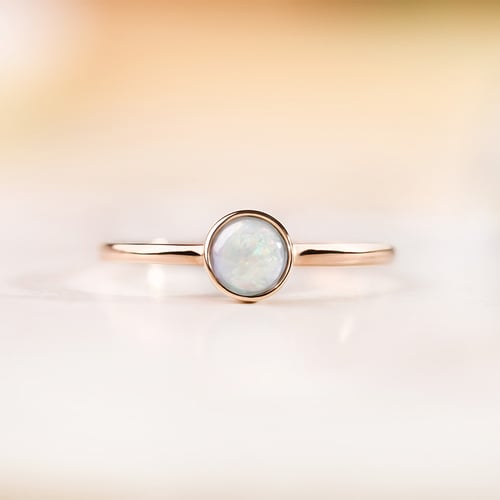 Minimalistischer Ring mit weißem Opal Stowy