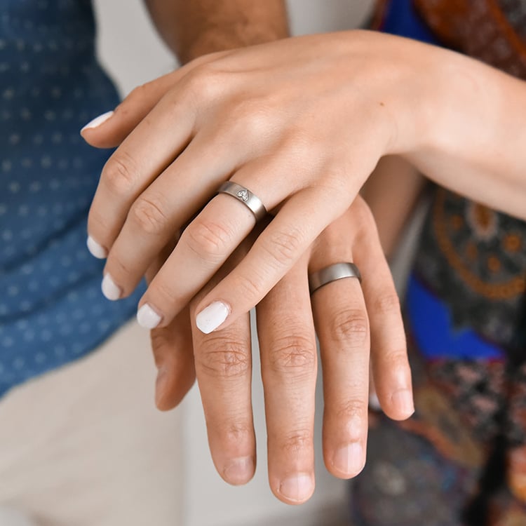 Eheringe aus Titan einem Herzen aus Diamanten Kamron 107525