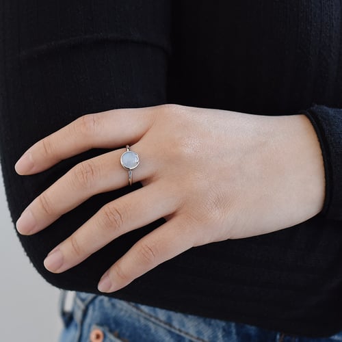 Goldener Ring mit Cabochon Mondstein Yana