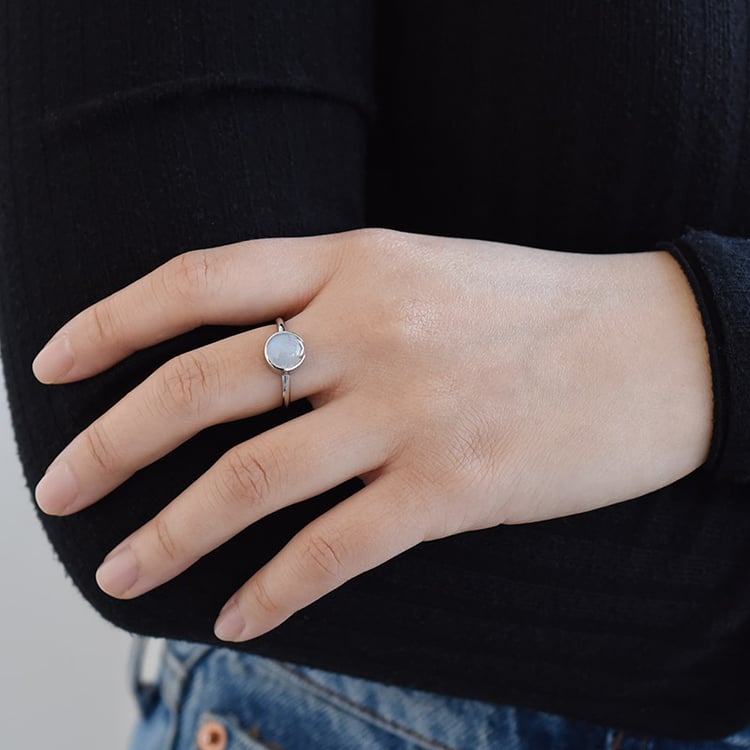 Goldener Ring mit Cabochon Mondstein Yana 96425