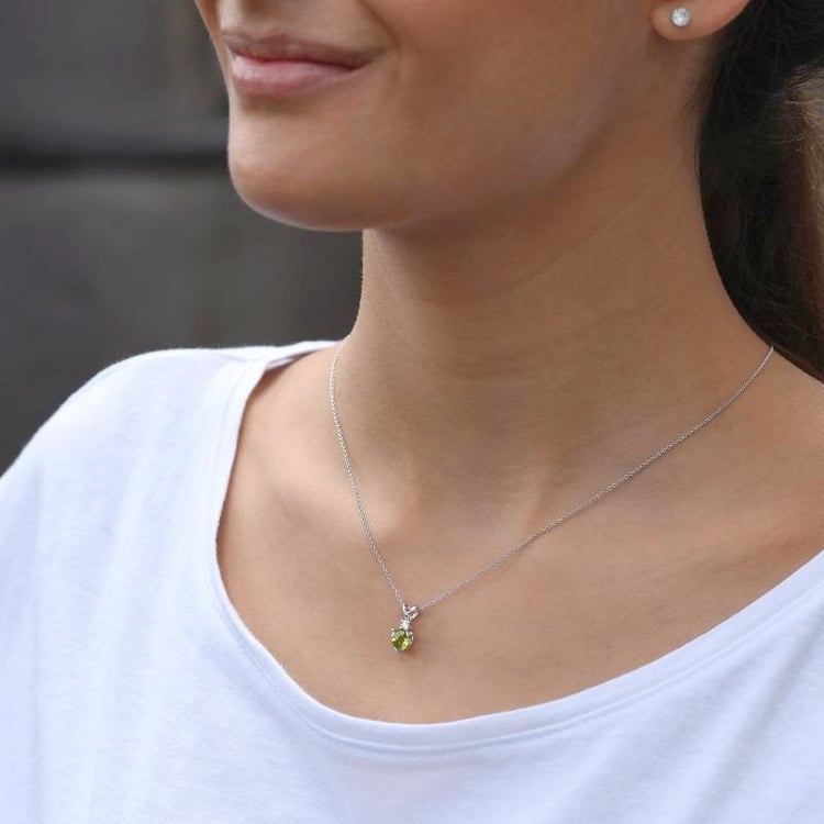 Dame mit Olivin Herchen als Anhänger 107838