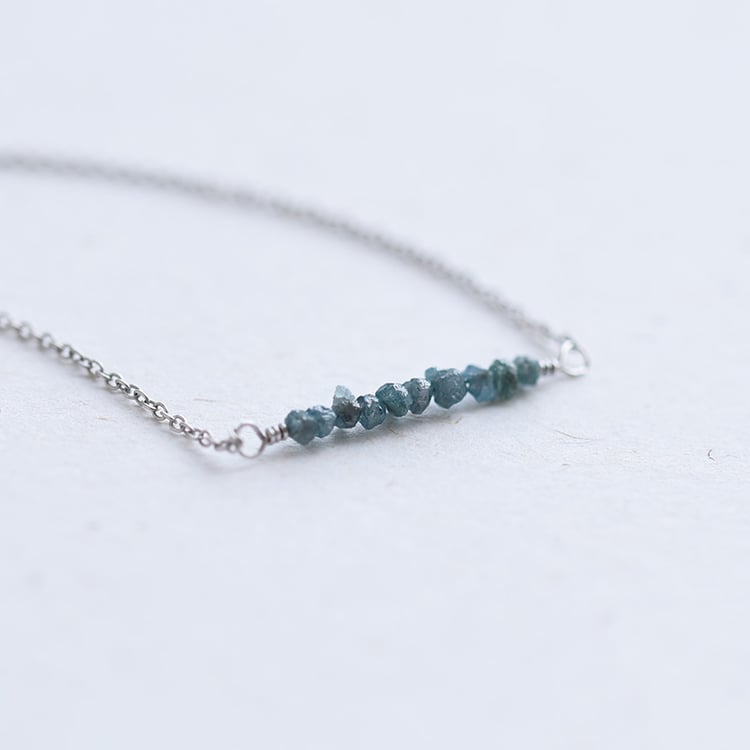 Goldener Choker mit blauen ungeschliffenen Diamanten Inaku 63979