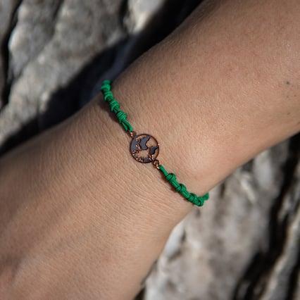 Armband mit einem Anhänger in Form der Weltkarte Globe