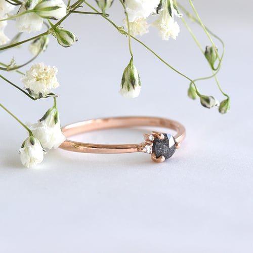Zarter Ring mit Salt and Pepper Diamant Marine