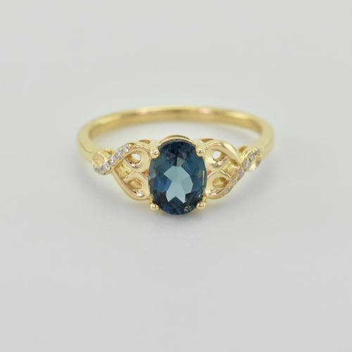 Goldener Topasring mit Diamanten Alanyse