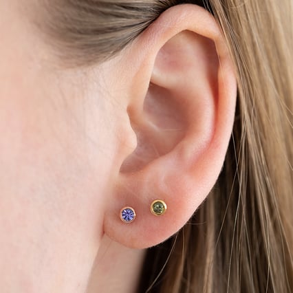 Silberne Ohrstecker mit grünen Saphiren in Bezelfassung Tofine