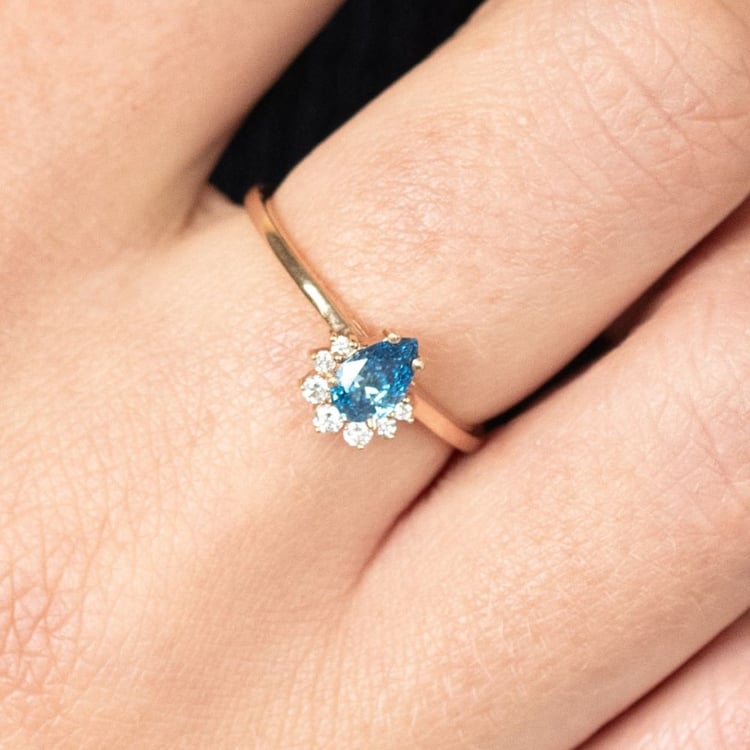 Verlobungsring mit einem zertifizierten Fancy blauen Lab-Grown Diamanten Pallavi 163841