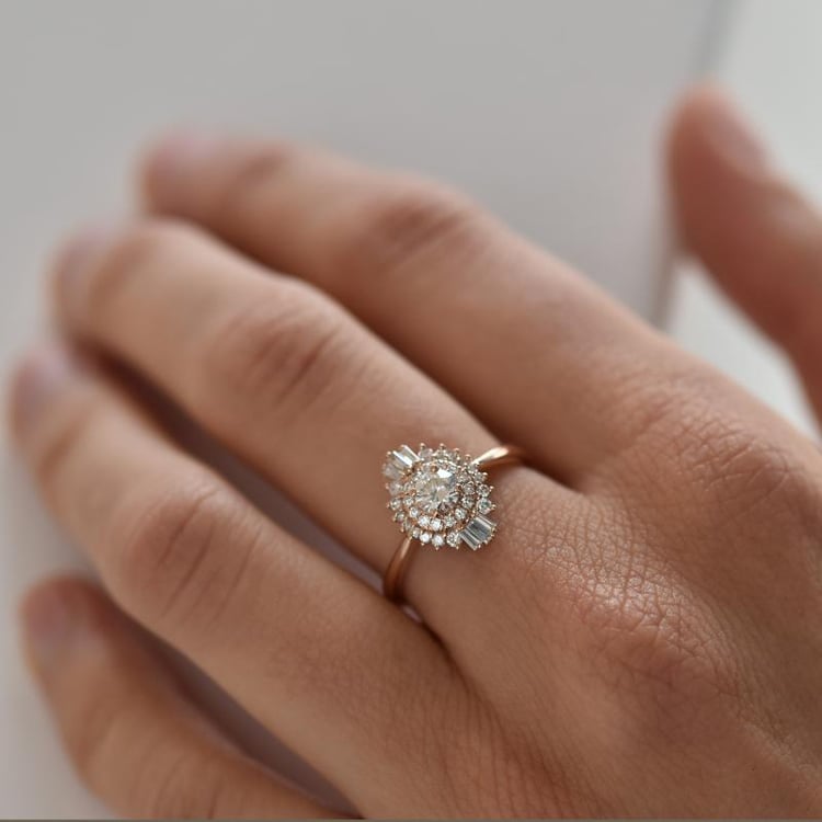 Einzigartiger Verlobungsring aus Gold mit Moissanit und lab-grown Diamanten Deizy 24441