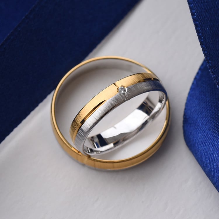Dezente Eheringe mit einem Diamanten Sarika 77287