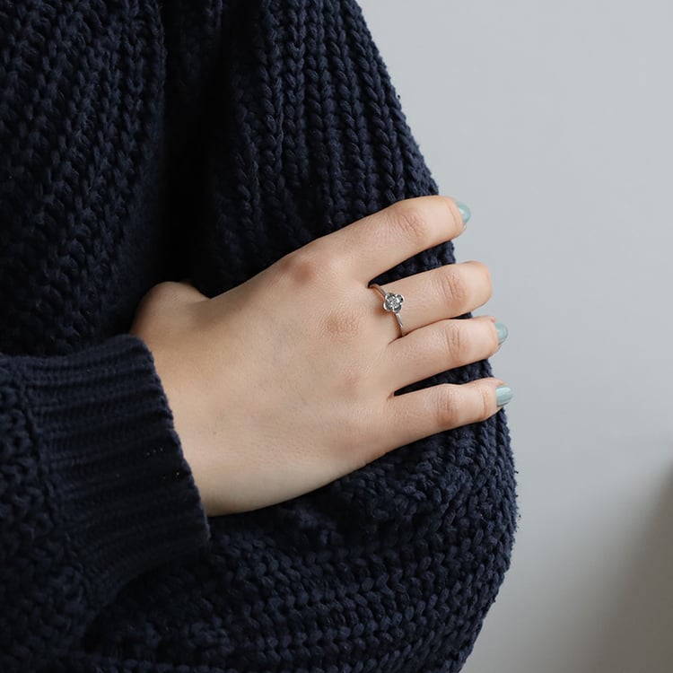 Verlobungsring mit Blumen auf dem Hand 73917