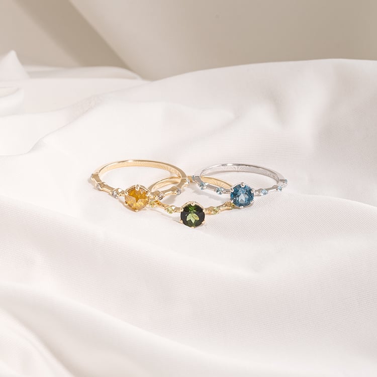 Ring mit einem grünen Turmalin und seitlichen Olivinen Imelda 120270