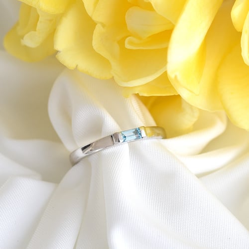 Zarter goldener Ring mit Blautopas Xenia