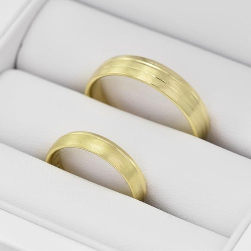 Goldene Eheringe mit zartem Relief Riola