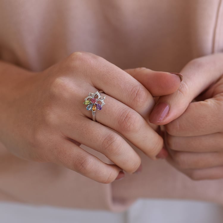 Finger mit Ring mit Diamanten, Amethyst, Topas, Olivin, Turmalin und Zitrin 61408