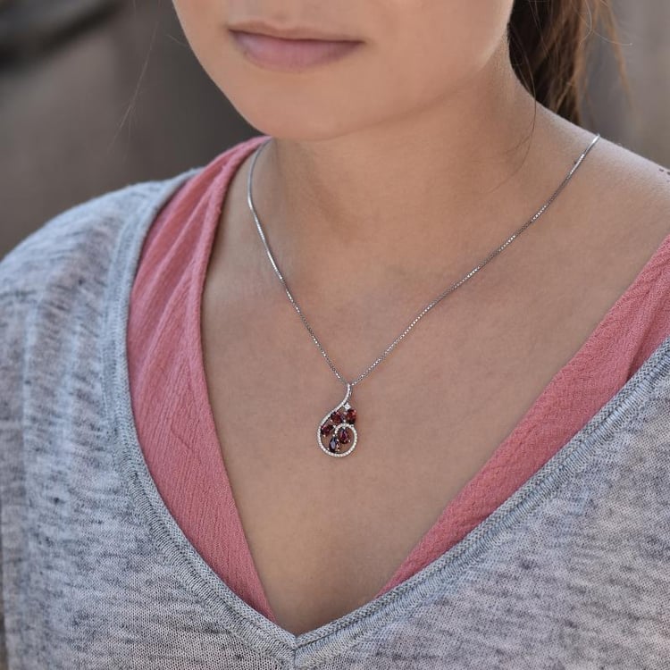 Silber Anhänger mit Granat auf den Hals 33752