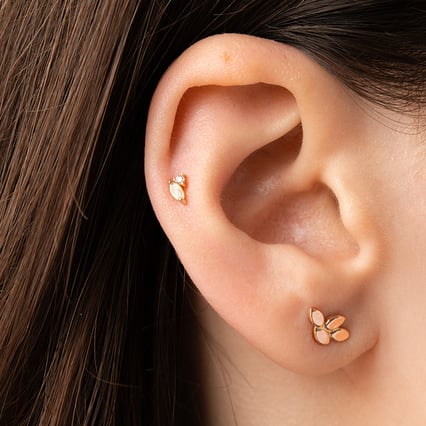 Goldene Piercingstecker mit Opal und Saphir Sarina