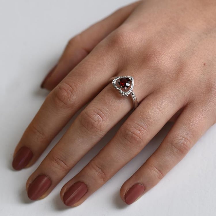 Herz in Granat in Goldring auf dem Finger 51368