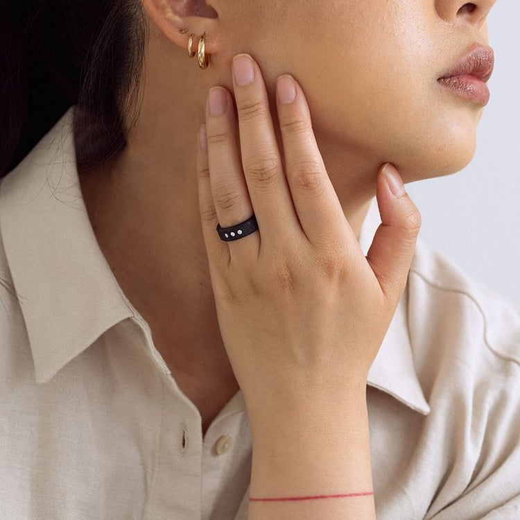 Flacher Trauring aus Carbon mit abgeschrägten Kanten und Zirkonia Minnith 165590