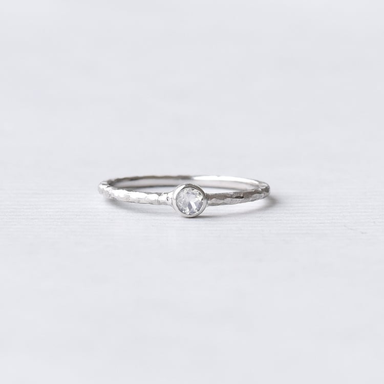 Minimalistischer Ring mit einem Diamanten Emilien 156593