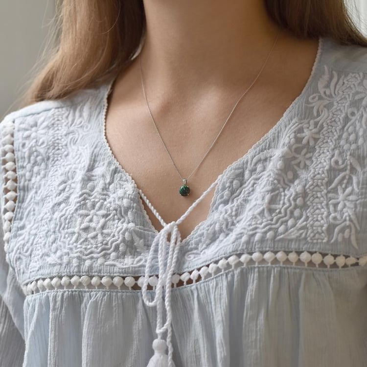 Anhänger Opal auf dem Hals 32123