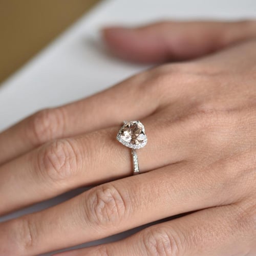 Goldring mit herzförmigem Morganit und Diamanten Rena