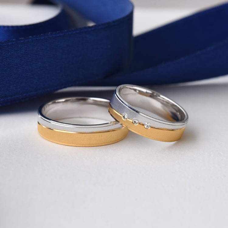 Eheringe aus Gold mit drei Diamanten Bianka 75979