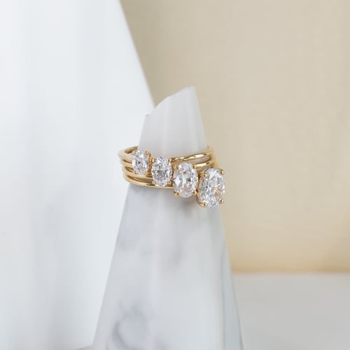 Eleganter Verlobungsring mit einem ovalen Moissaniten mit Auswahl der Größe Frost