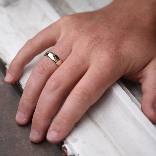 Zarter Ehering und klassischer Court Ring Lacy