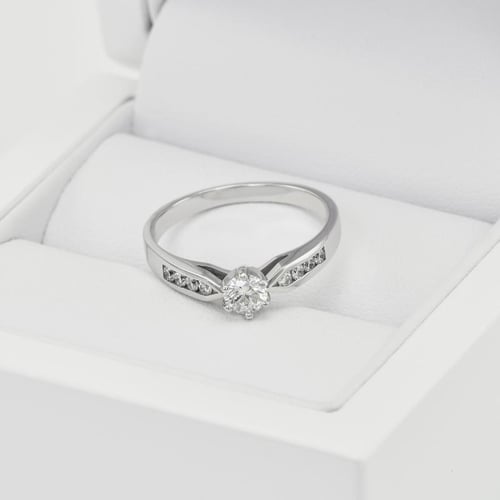 Verlobungsring mit Diamanten aus Gold Mita