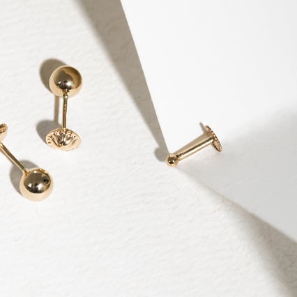 Goldenes Set aus Piercing Ohrrsteckern mit Türkisen Luz