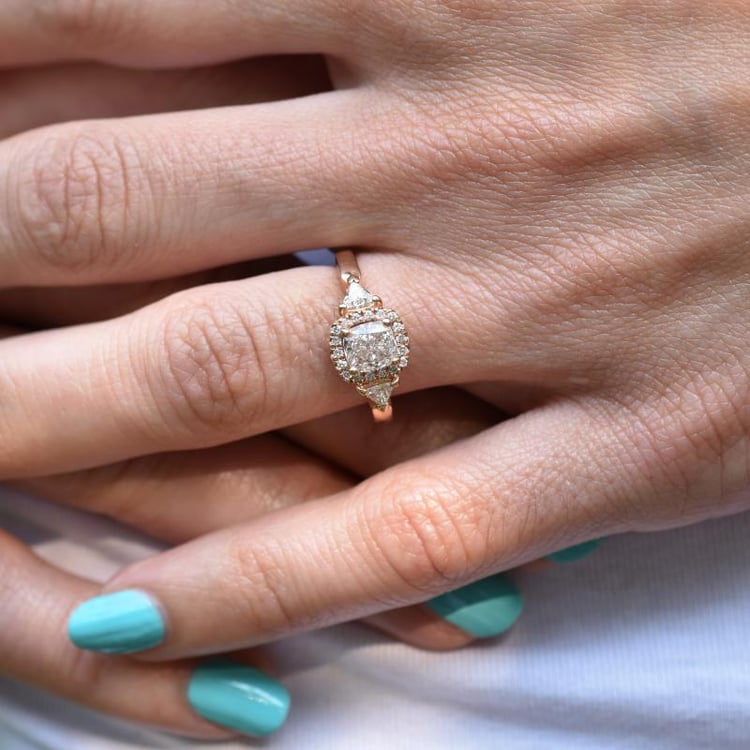 Verlobung Diamantring Halo auf dem Finger 20842