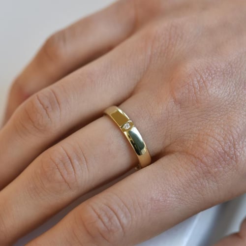 Goldene Eheringe mit Diamanten Yank