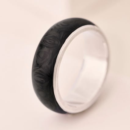 Flacher Trauringe aus Carbon und Silber Tiah