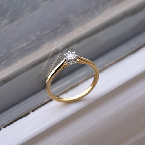 Perfekter Ring mit einem Diamanten Helena