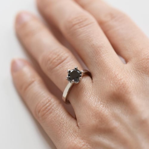 Mystischer Verlobungsring mit schwarzem Diamant 1ct Mukti