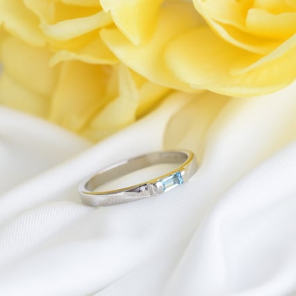 Zarter goldener Ring mit Blautopas Xenia