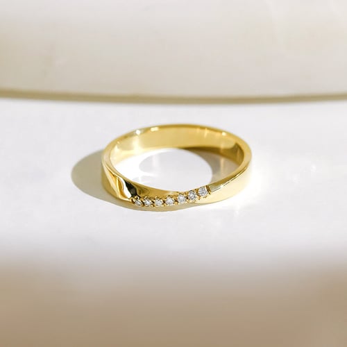 Goldene Eheringe mit Twist und Diamanten Lasha