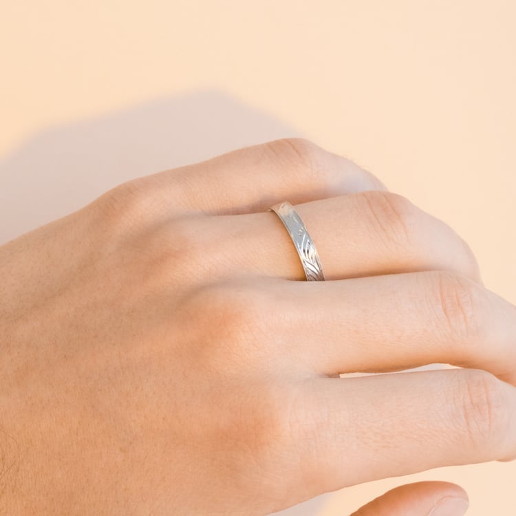 Goldene Eheringe mit Gravur und Diamanten Davis 100963