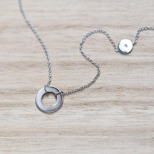 Moderne Halskette aus Gold mit Diamanten Emelda