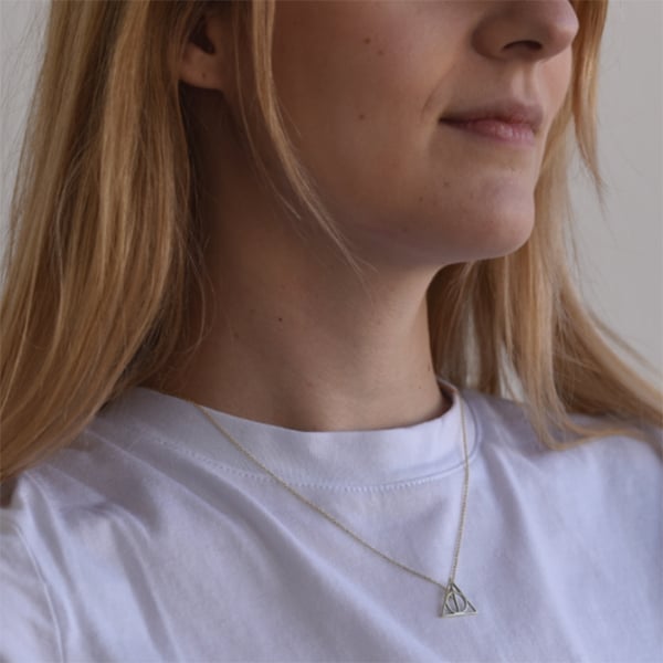 Harry Potter Goldanhänger auf dem Hals 60502